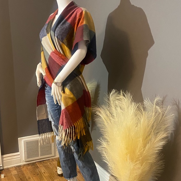 Do everything in love cozy plaid vest cardigan fall colors. - Picture 4 of 7